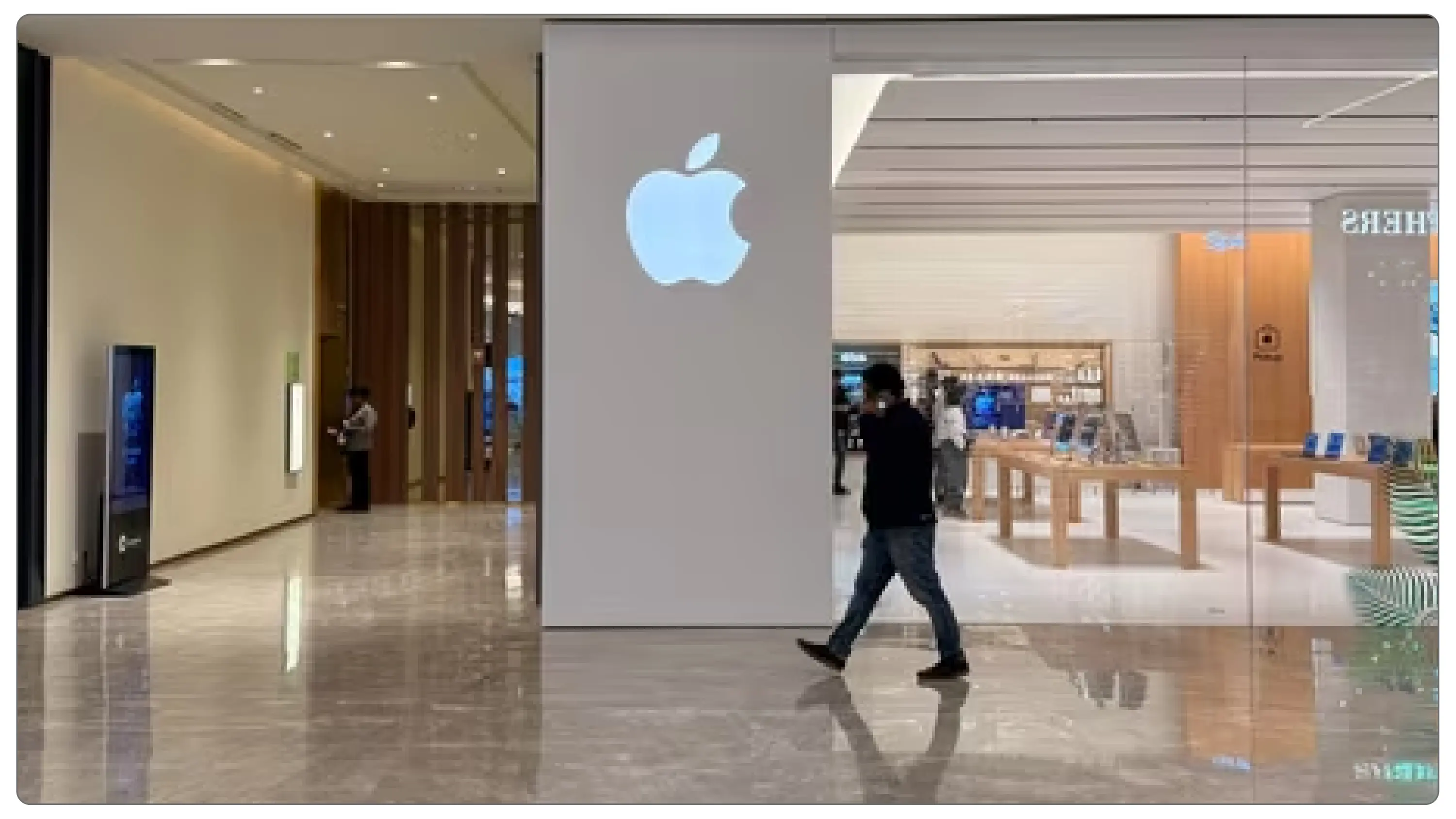Fourth Official Apple Store